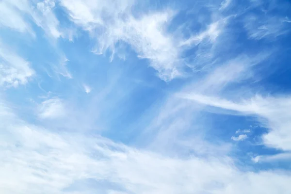 Cielo azul con nubes — Foto de Stock