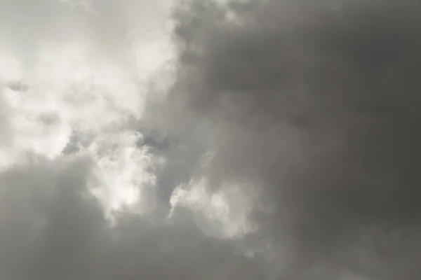 Nuages orageux sombres — Photo