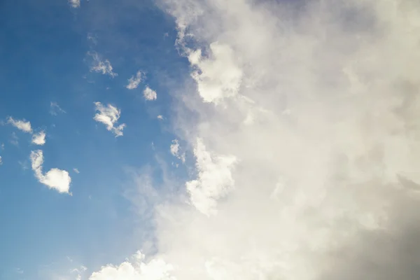 Beau ciel avec des nuages — Photo