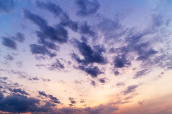 Dramatische hemel bij zonsondergang — Stockfoto