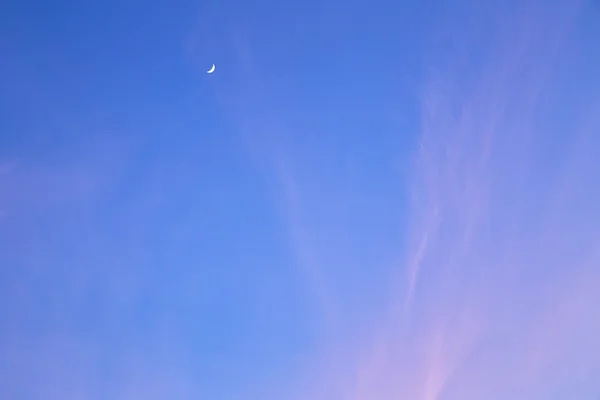 Luna creciente en el cielo — Foto de Stock