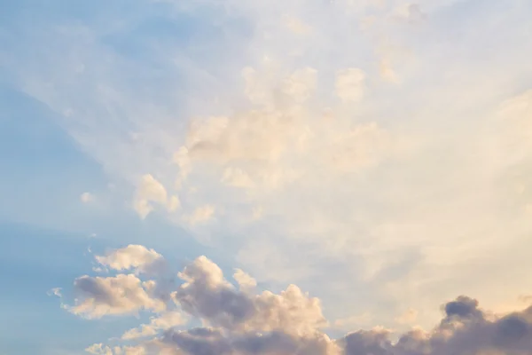 Bewolkte lucht — Stockfoto