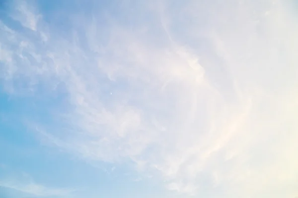 Nubes de cirros en el cielo — Foto de Stock