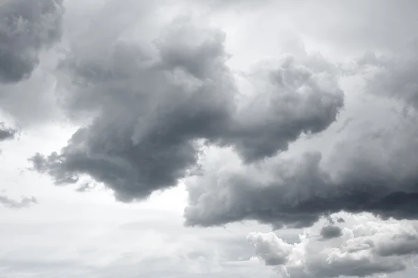 Ciel orageux avec nuages — Photo