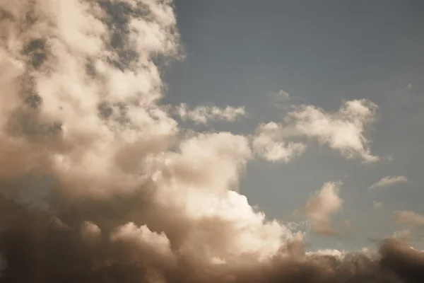 Himmel mit grauen Wolken — Stockfoto