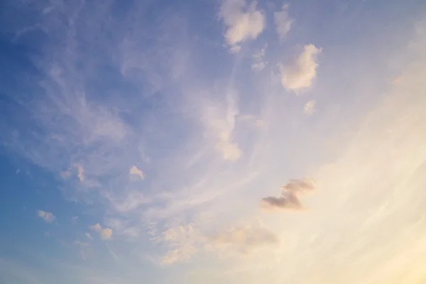 Cirrus bulutlar gökyüzünde — Stok fotoğraf