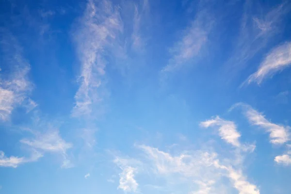 Cirrus nuages dans le ciel — Photo