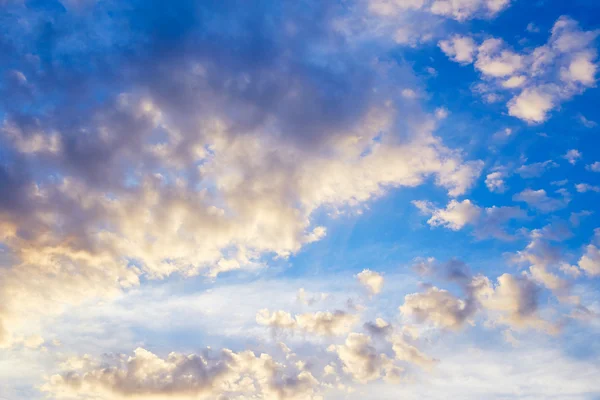 Bewolkt avondlucht — Stockfoto