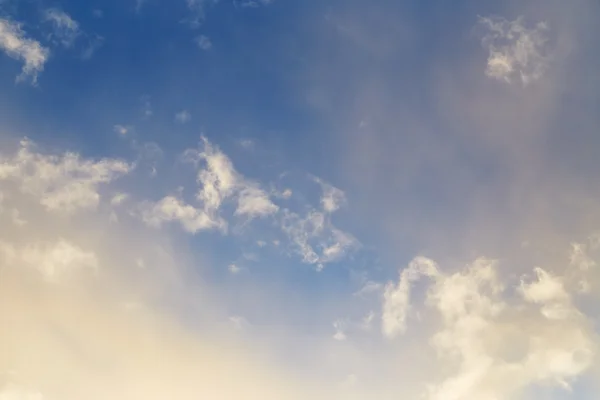 Cielo blu nuvoloso — Foto Stock