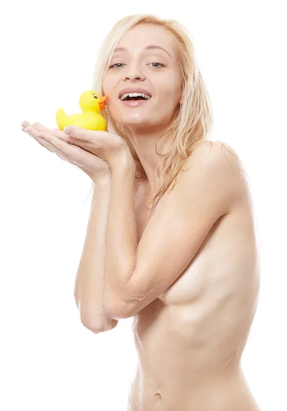 Menina com pato de borracha amarela no chuveiro — Fotografia de Stock