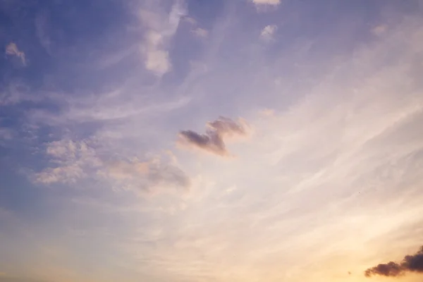 Cirrus mraky večerní obloze — Stock fotografie