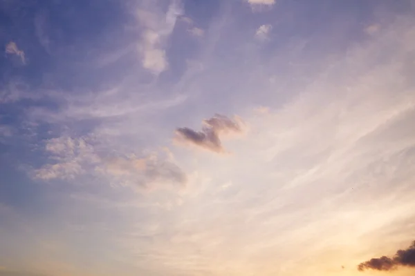 Nubes de cirros en el cielo nocturno —  Fotos de Stock