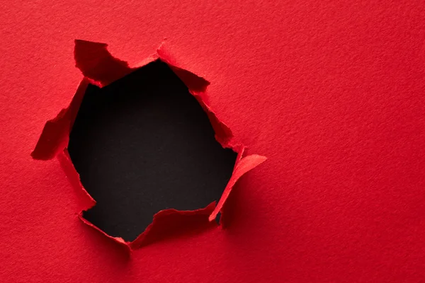 Buraco no papel vermelho — Fotografia de Stock