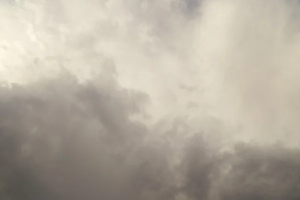 Nuages gris orageux — Photo