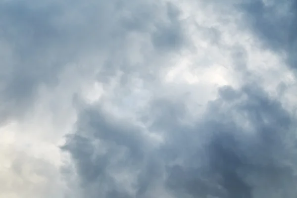 Stormfull grå himmel – stockfoto