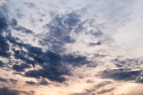 Облачное вечернее небо — стоковое фото