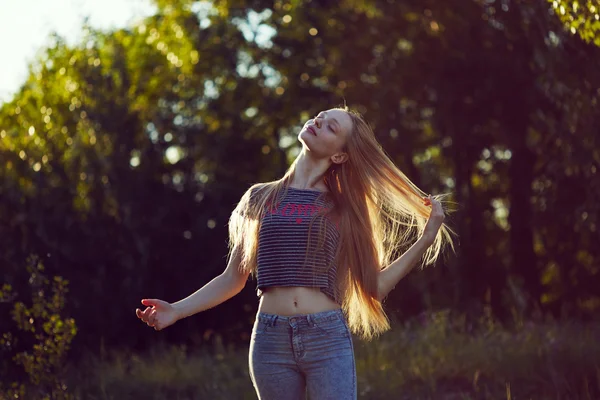 Schöne Mädchen mit langen Haaren — Stockfoto