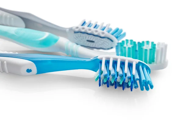 Escovas de dentes isoladas em fundo branco — Fotografia de Stock