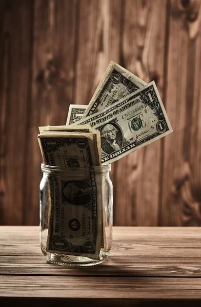 Besparingen. Dollar in glazen pot — Stockfoto