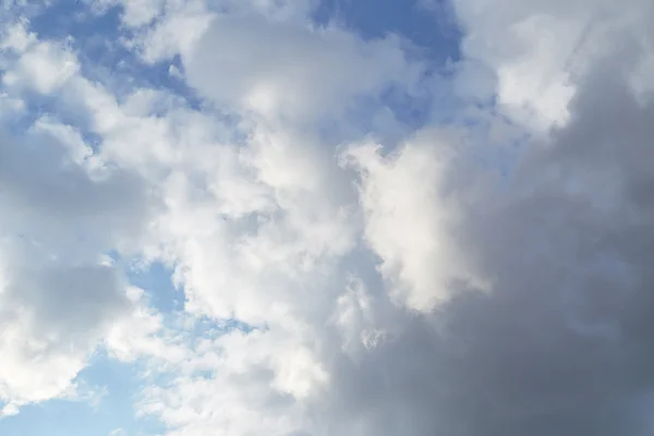Grandes nubes grises en el cielo — Foto de Stock