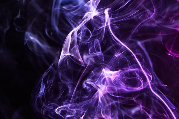 Фиолетовый дым на черном фоне — стоковое фото