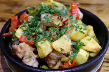 Ojakhuri kapat. Gürcistan mutfağından et ve sebze güveci.