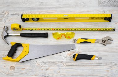 Ahşap tezgah üzerinde yalan farklı çalışma araçları Üstten Görünüm