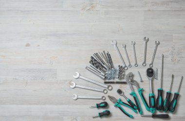 Kopya alanı Merkezi ile ahşap DIY tezgah üzerinde İnşaat aletleri ve araçları Üstten Görünüm.