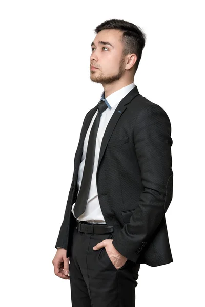 Jeune homme un costume d'affaires, les mains dans les poches, isolé sur fond blanc — Photo