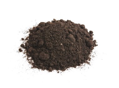 Beyaz bir arka plan üzerinde izole edilmiş toprak humus yığını. Kazık siyah toprak.