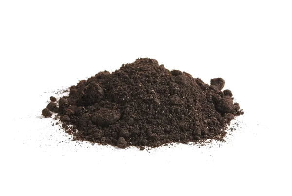 Tumpukan humus tanah, terisolasi pada latar belakang putih. Tumpukan tanah hitam . — Stok Foto