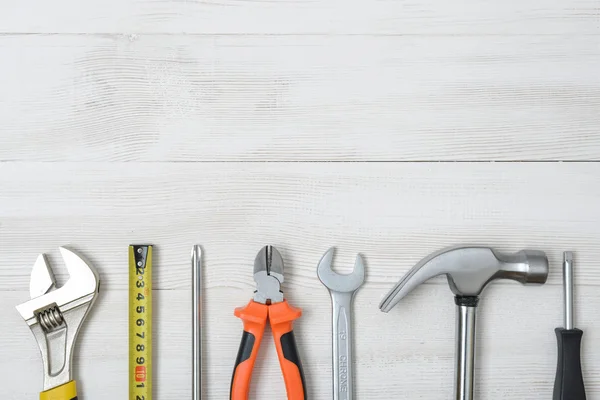 Vista superior de los instrumentos de construcción y herramientas en el banco de trabajo de madera DIY. con espacio abierto . —  Fotos de Stock