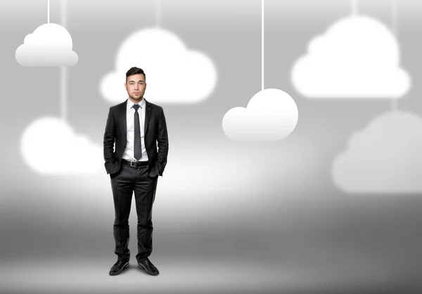 Hombre de pie sobre fondo borroso con nubes — Foto de Stock