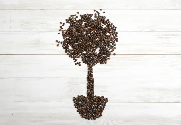 Top vista grãos de café fazendo forma de árvore — Fotografia de Stock