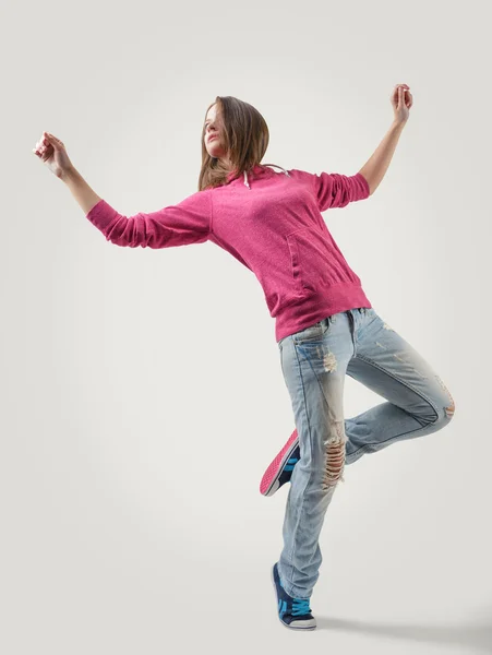 Młoda dziewczyna tancerz skacząc w pozycji Jazz Dance — Zdjęcie stockowe