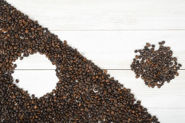 Vista superior de grãos de café fazendo um símbolo modificado Yin yang com borda na diagonal — Fotografia de Stock