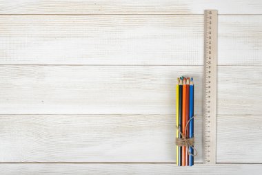 Farklı renkli ahşap kalemler santimetre cetvel ile Üstten Görünüm