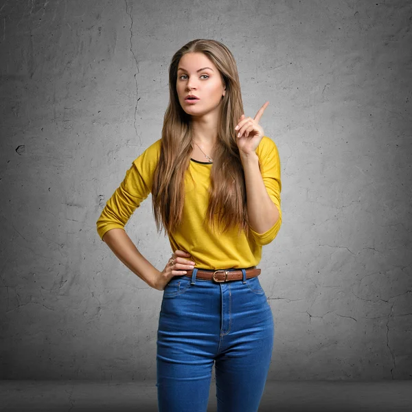 Mujer mostrando su dedo índice con expresión seria para hacer una señal de advertencia — Foto de Stock