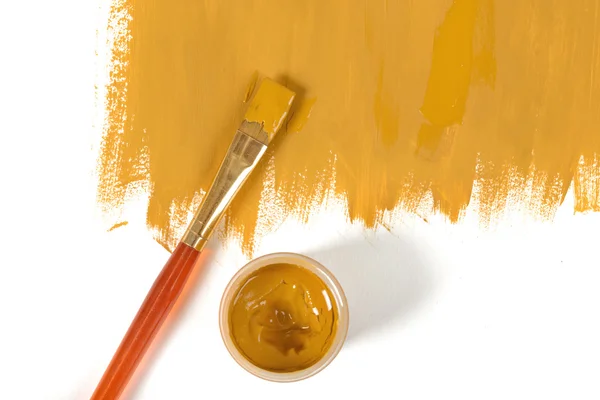 Colore della muffa dipinta a mano senape con pennello e barattolo di guazzo — Foto Stock