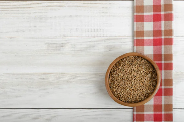 珍珠大麦在锅和红格子的桌布与副本空间。顶视图 — 图库照片