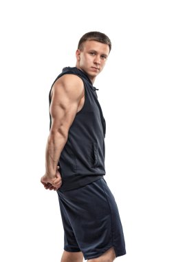 Spor giyim genç atletik adam kas silah, triceps gösterir.