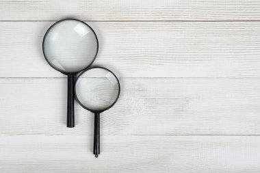 Büyüteç gözlük bir ahşap yüzeye yalan