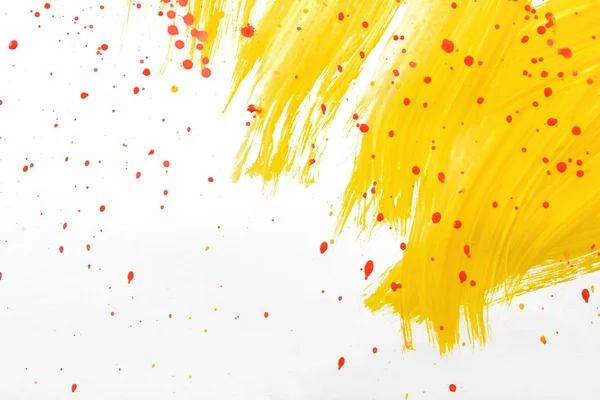 Gelbe Gouacheschmiere mit rotem Spritzer. — Stockfoto