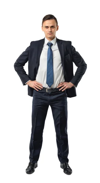Recorte serio hombre de negocios sostiene sus manos en la cintura . — Foto de Stock