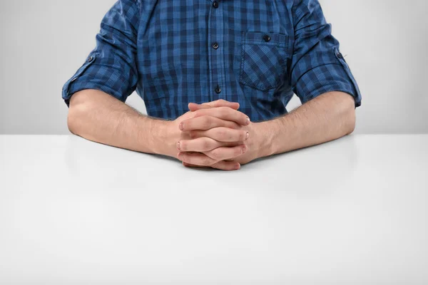 Обрезанный портрет человека, сидящего со сжатыми руками . — стоковое фото