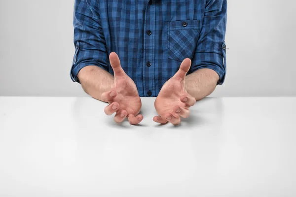 Mužské ruce ukazující velikost něco. — Stock fotografie