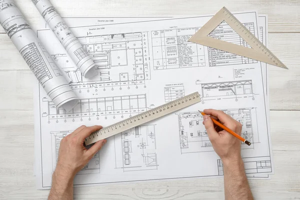 Primo piano delle mani dell'architetto che tengono righello centimetro e matita . — Foto Stock