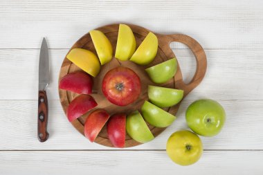 Kompozisyon elma adet ahşap kesme tahtası ve üstten görünüm yanında bir bıçak.
