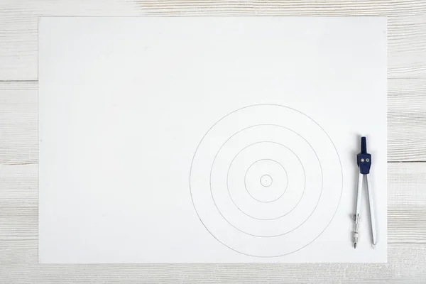 Mérnöki elválasztó egy fehér papírra rajzolt körök. — Stock Fotó