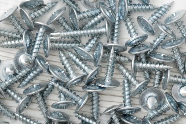 Tüm ahşap yüzeye dağıtılan yakın çekim yeni vidalar.